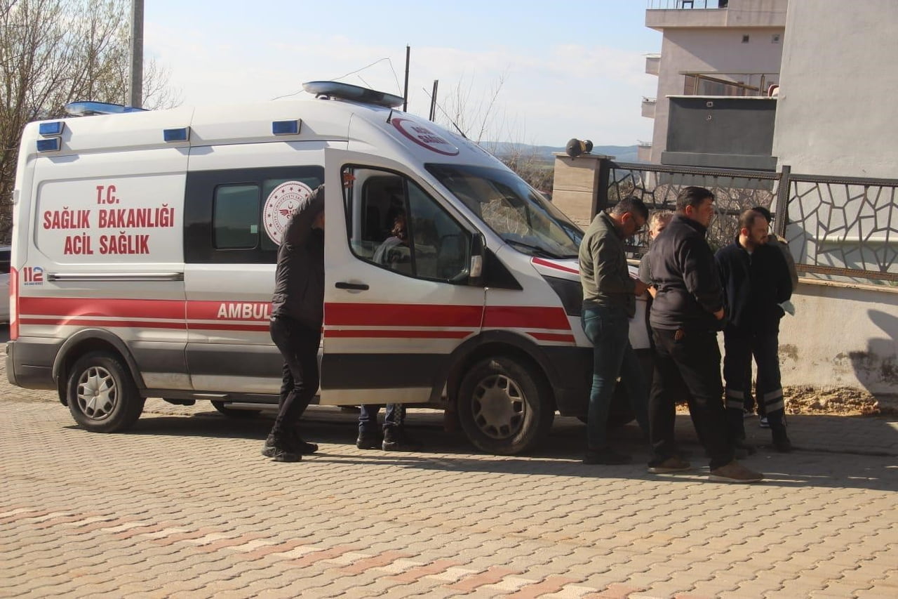 SİLAH SESİN DUYAN KOMŞULAR DURUMU POLİS VE SAĞLIK EKİPLERİNE BİLDİRDİ. SAĞLIK EKİPLERİ SELVER...