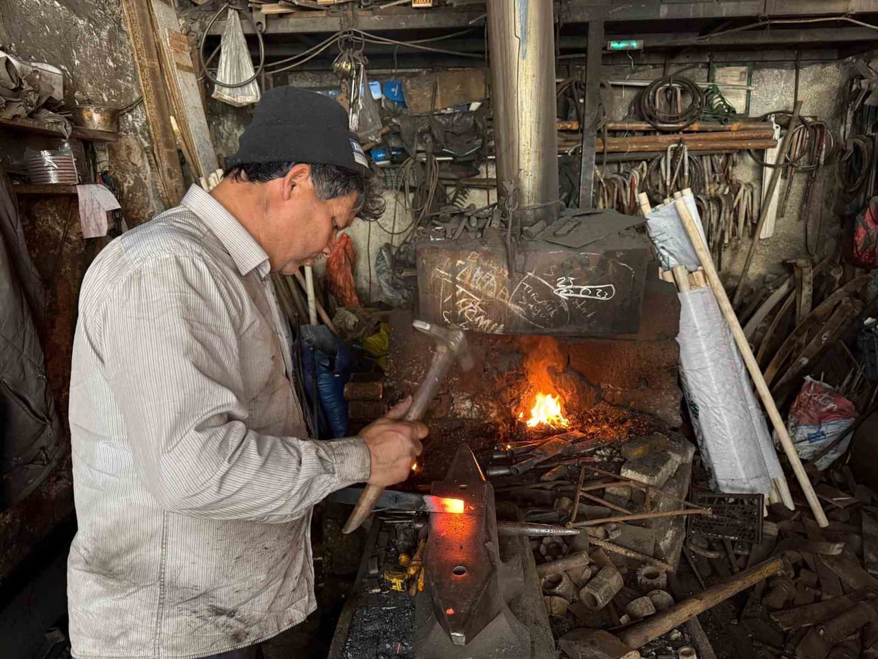 SİLİFKE'DE 45 YILDIR DEMİRCİLİK YAPAN ALİ ÇETİN, ATALARINDAN MİRAS KALAN MESLEĞİNİ YAŞATMAK İÇİN...