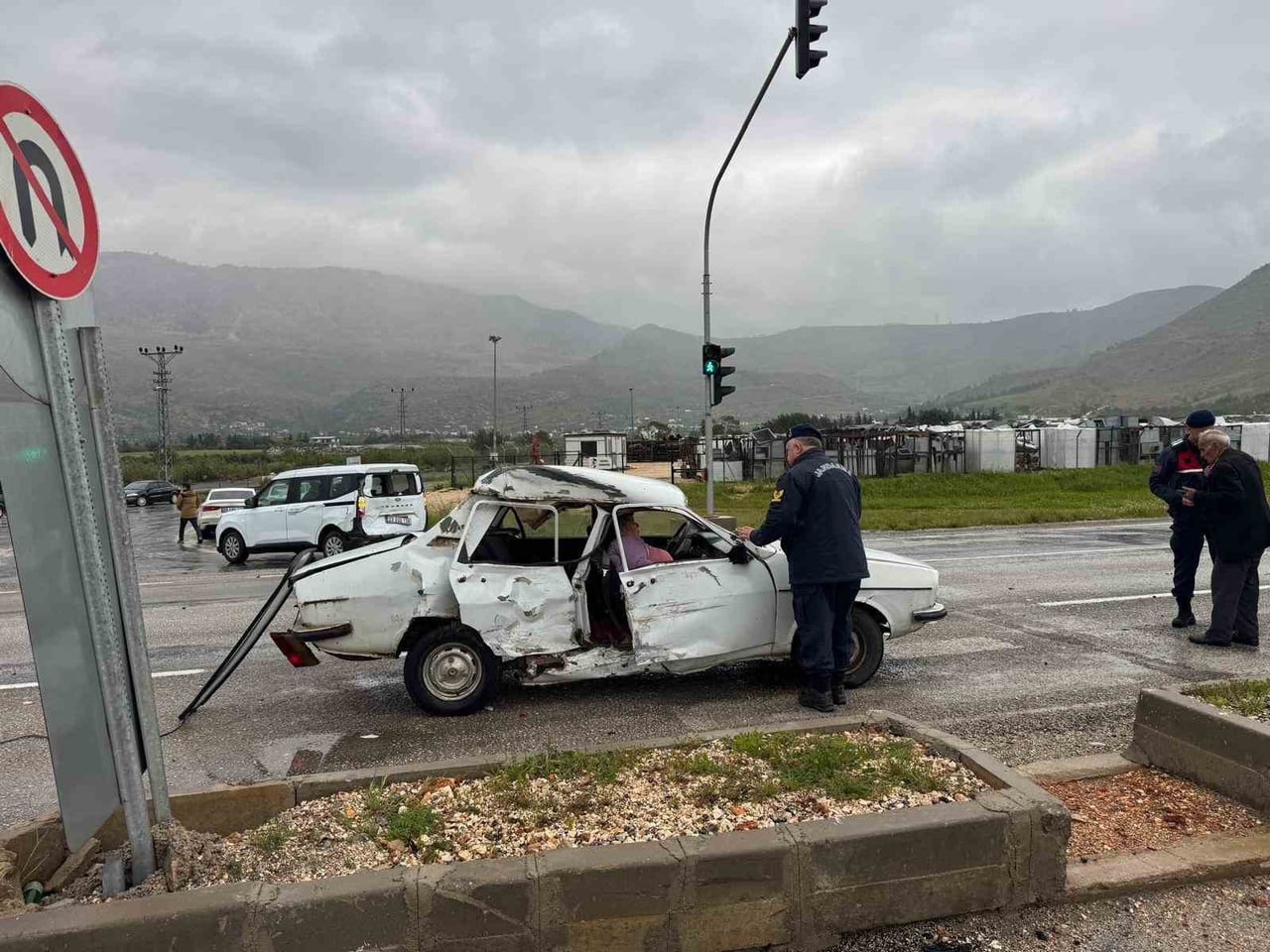 SİLİFKE’DE İKİ ARACIN KARIŞTIĞI KAZADA 3 KİŞİ YARALANDI