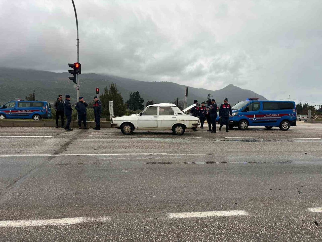 SİLİFKE’DE İKİ ARACIN KARIŞTIĞI KAZADA 3 KİŞİ YARALANDI