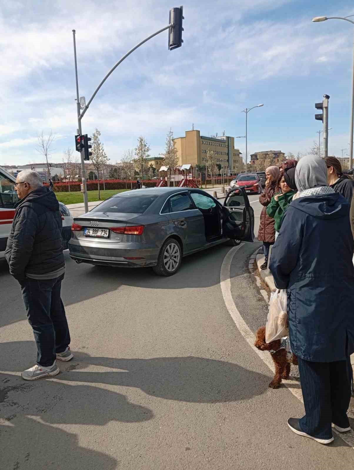 SİLİVRİ'DE TRAFİK IŞIKLARINI İHLAL ETTİĞİ İDDİA EDİLEN OTOMOBİL SÜRÜCÜSÜ, MOTOSİKLETLE ÇARPIŞTI....