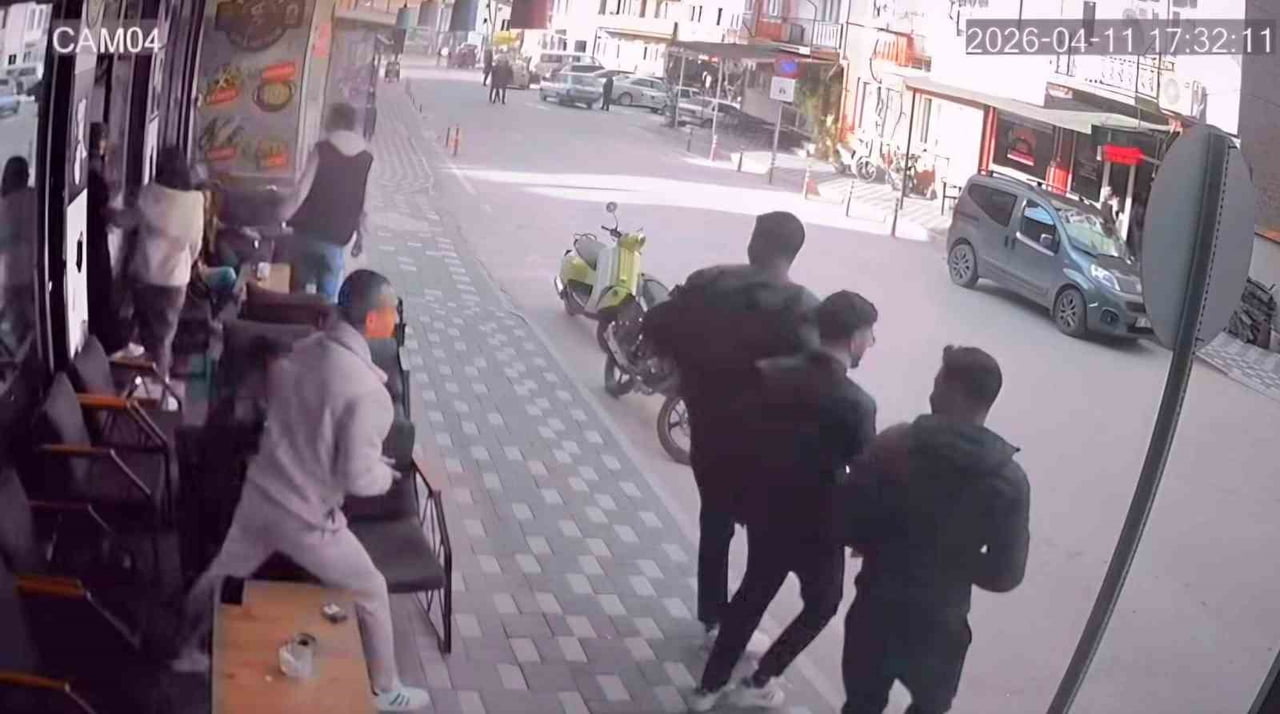 SİMAV’DA 4.8 BÜYÜKLÜĞÜNDE DEPREM ANI KAMERADA