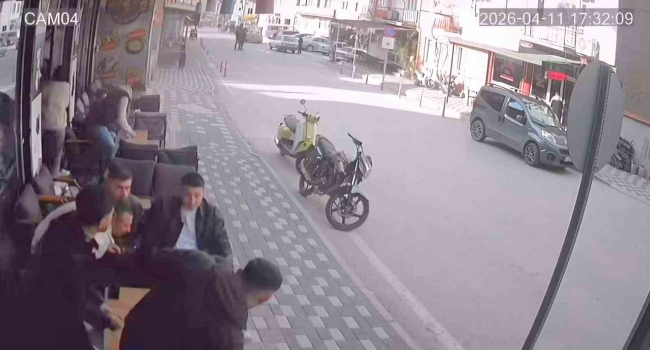 SİMAV’DA 4.8 BÜYÜKLÜĞÜNDE DEPREM ANI KAMERADA