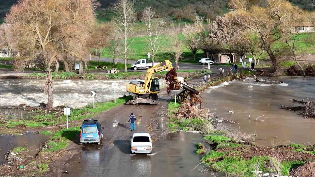 SINDIRGI’DA SAĞANAK FELAKETİ: "TARIM ARAZİLERİ SULAR ALTINDA"