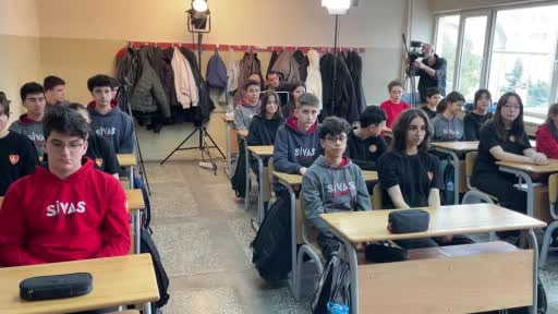 Sinema ve tiyatro oyuncusu Ahmet Yenilmez, savaşta mezun veremeyen okulun öğrencileri ile...