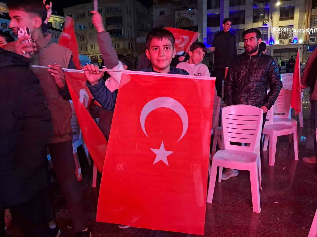 SINIRIN SIFIR NOKTASINDA DÜNYA KUPASI COŞKUSU: TÜRK BAYRAKLARI DALGALANDI