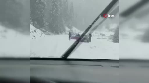 Sinop'ta kar yağışı, sürücüleri hazırlıksız yakaladı