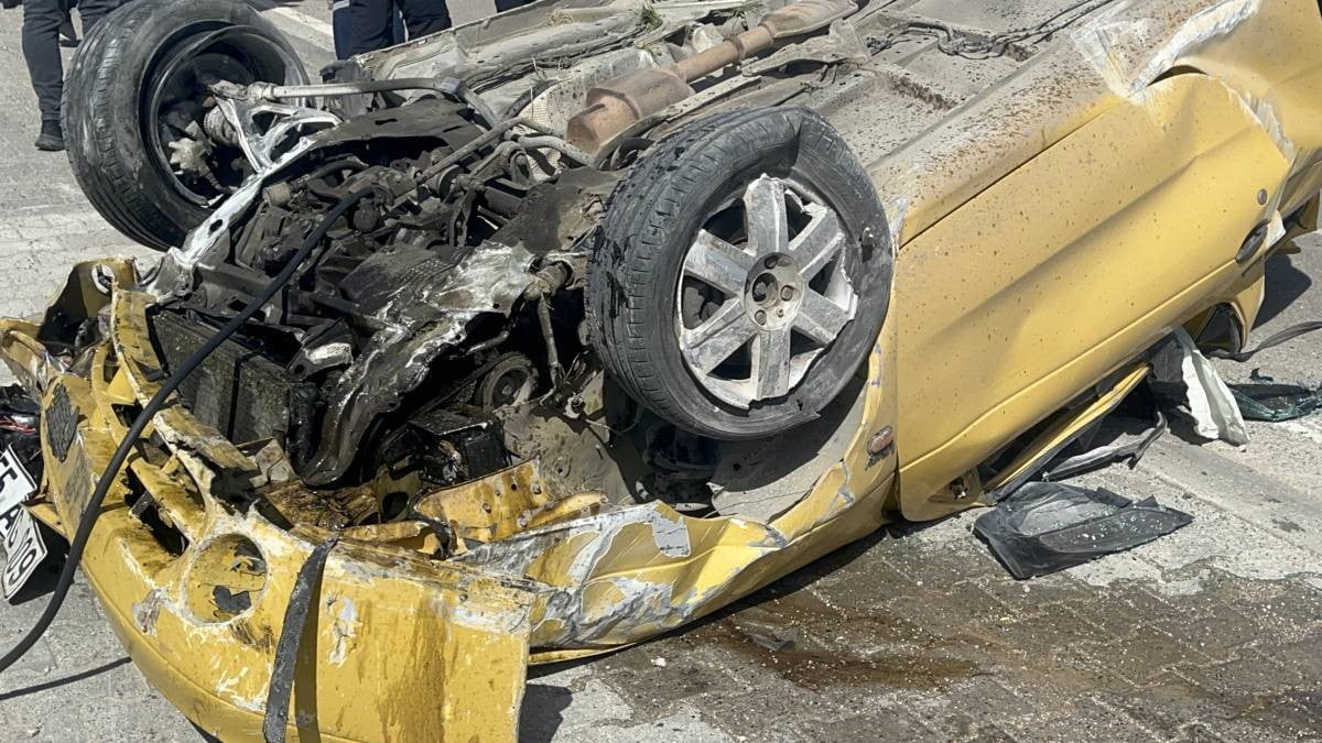 SİNOP'TA SÜRÜCÜSÜNÜN DİREKSİYON HAKİMİYETİNİ KAYBETTİĞİ OTOMOBİL, KALDIRIMA ÇIKARAK TAKLA ATTI....