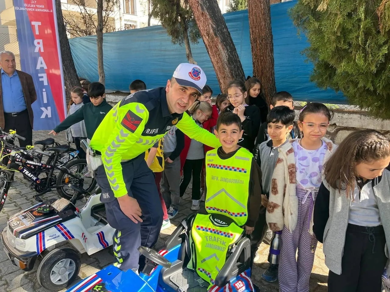 SİNOP'UN BOYABAT İLÇESİNDE ÖĞRENCİLERE YÖNELİK UYGULAMALI TRAFİK EĞİTİMİ DÜZENLENDİ.