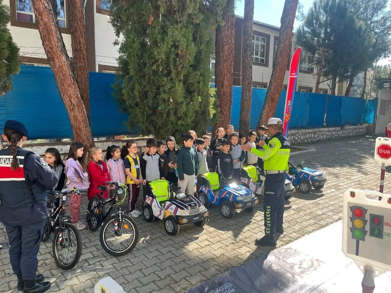 SİNOP'UN BOYABAT İLÇESİNDE ÖĞRENCİLERE YÖNELİK UYGULAMALI TRAFİK EĞİTİMİ DÜZENLENDİ.