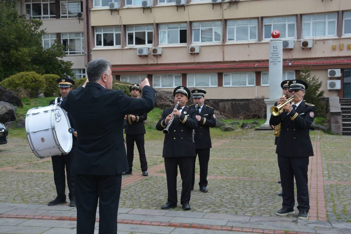 SİNOP’TA 5 NİSAN AVUKATLAR GÜNÜ DOLAYISIYLA ÇELENK SUNMA TÖRENİ GERÇEKLEŞTİRİLDİ.