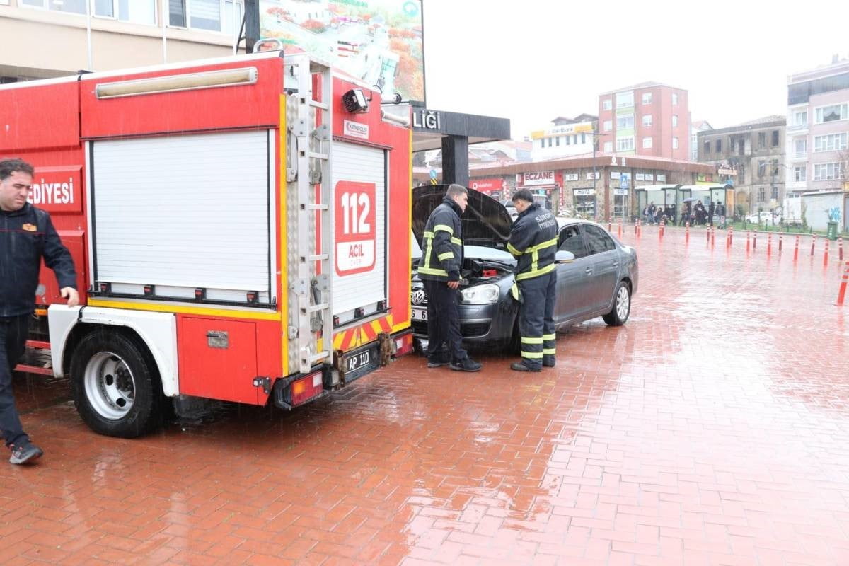 SİNOP’TA SEYİR HALİNDEKİ BİR OTOMOBİLDE ÇIKAN YANGIN İTFAİYE EKİPLERİNCE...