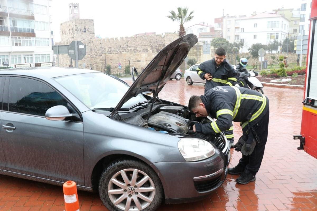 SİNOP’TA SEYİR HALİNDEKİ BİR OTOMOBİLDE ÇIKAN YANGIN İTFAİYE EKİPLERİNCE...