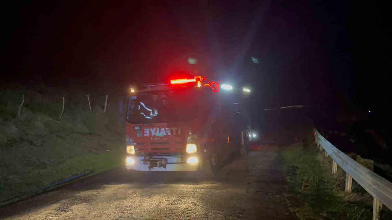 SİNOP’TA YÜKSEK GERİLİM HATTINDAN KOPAN KABLO OTLUK ALANDA YANGINA NEDEN OLDU. BÖLGEDE ETKİLİ OLAN...