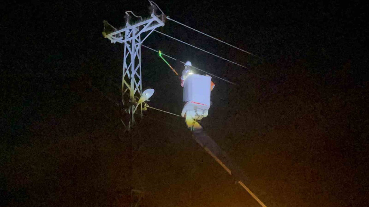 SİNOP’TA YÜKSEK GERİLİM HATTINDAN KOPAN KABLO OTLUK ALANDA YANGINA NEDEN OLDU. BÖLGEDE ETKİLİ OLAN...