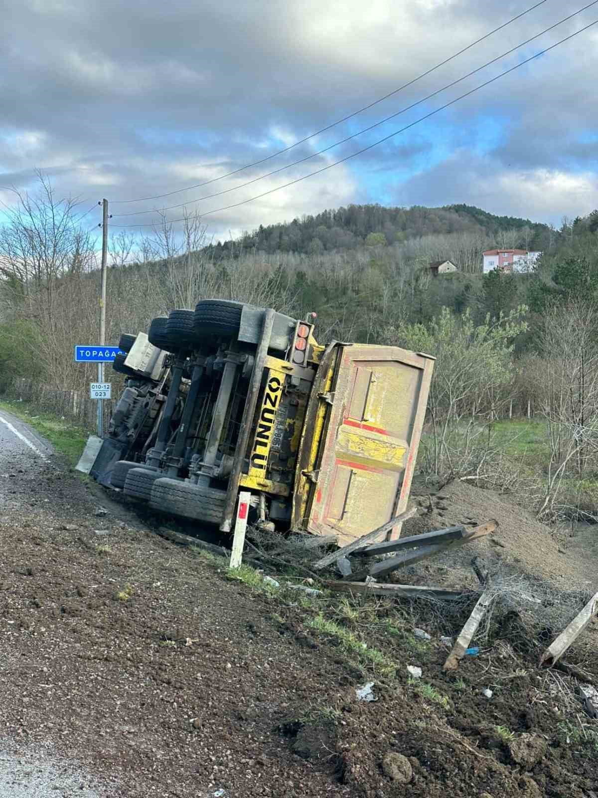 SİNOP’UN AYANCIK İLÇESİNDE KUM YÜKLÜ KAMYONUN DEVRİLDİĞİ KAZADA SÜRÜCÜ YARALANDI.