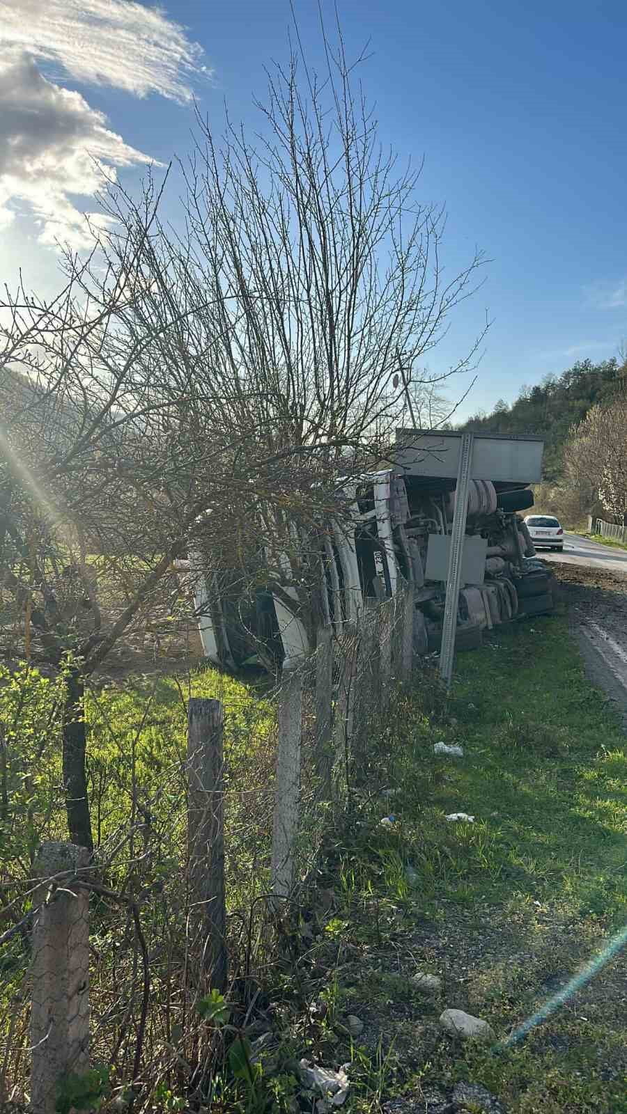SİNOP’UN AYANCIK İLÇESİNDE KUM YÜKLÜ KAMYONUN DEVRİLDİĞİ KAZADA SÜRÜCÜ YARALANDI.