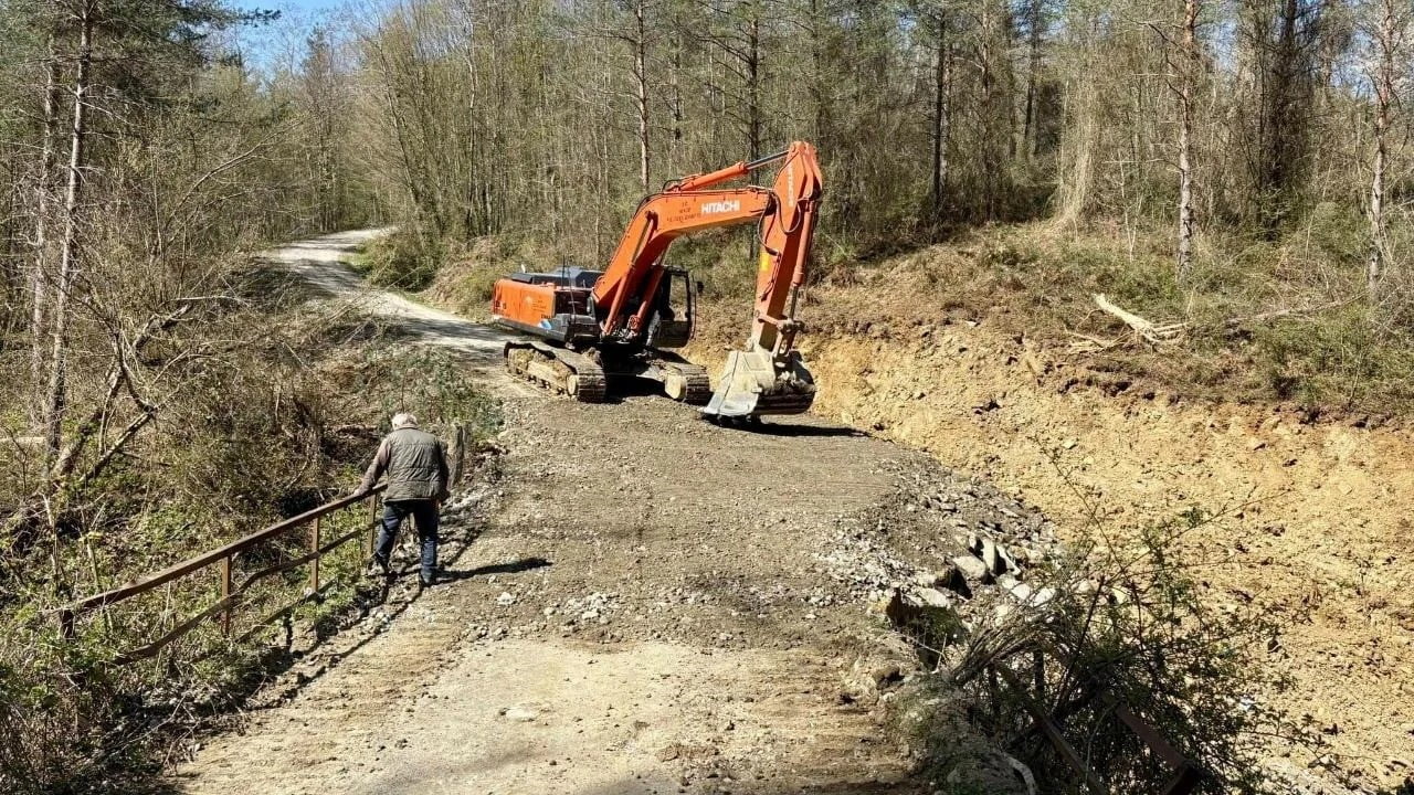 SİNOP’UN AYANCIK İLÇESİNE BAĞLI ZAVİYE KÖYÜNDE HEYELAN NEDENİYLE ULAŞIMI KESİLEN MAHALLE YOLU...