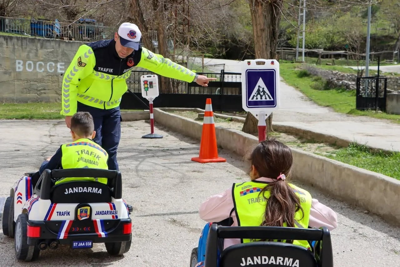 SİNOP’UN BOYABAT İLÇESİNDE, İLKOKUL ÖĞRENCİLERİNE YÖNELİK "JANDARMA TANITIMI VE TRAFİK GÜVENLİĞİ...