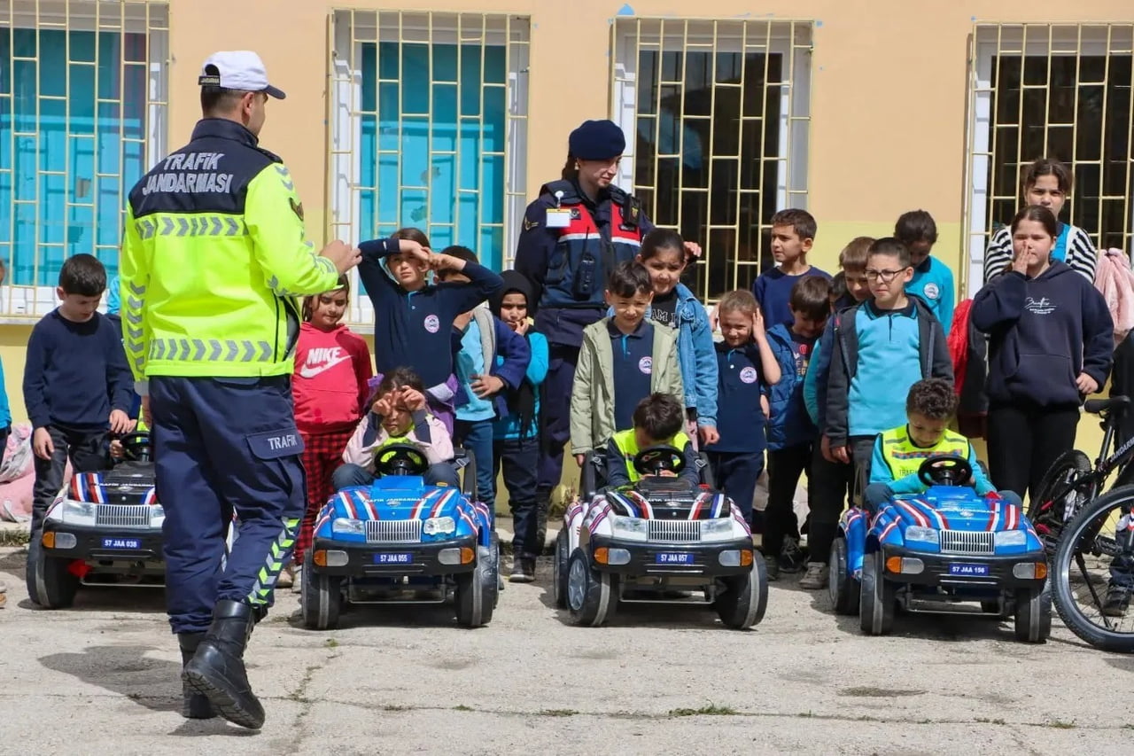 SİNOP’UN BOYABAT İLÇESİNDE, İLKOKUL ÖĞRENCİLERİNE YÖNELİK "JANDARMA TANITIMI VE TRAFİK GÜVENLİĞİ...