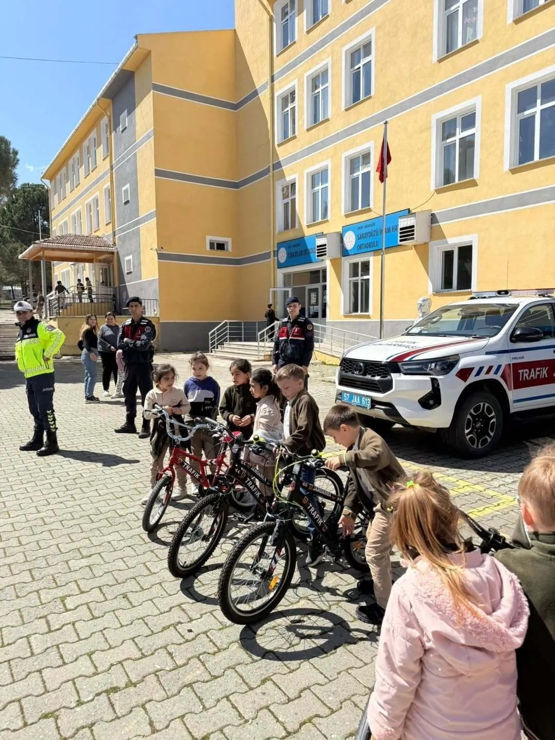 SİNOP’UN SARAYDÜZÜ İLÇESİNDE JANDARMA VE EMNİYET TRAFİK EKİPLERİ TARAFINDAN, ANAOKULU VE İLKOKUL...