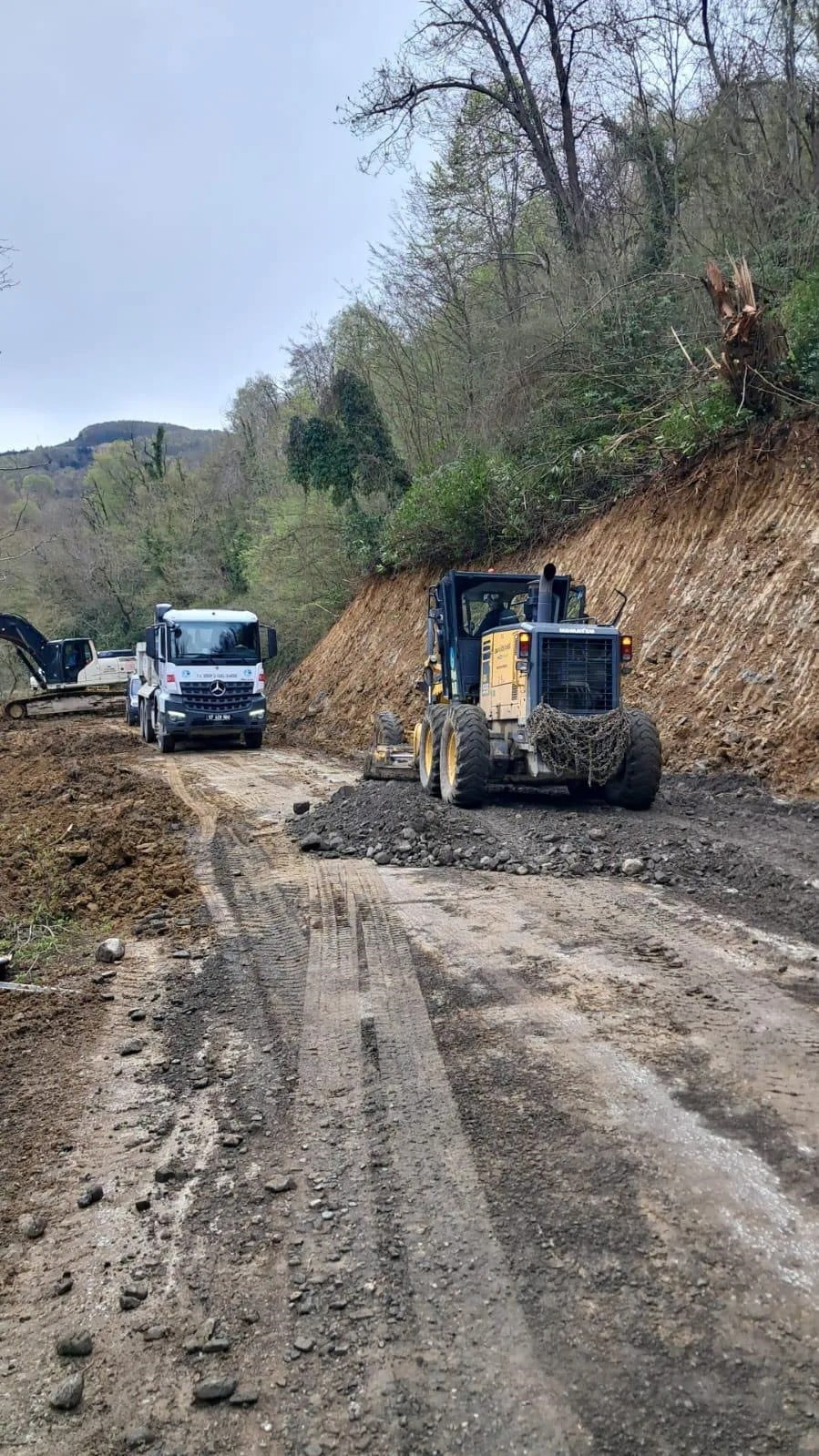 SİNOP’UN TÜRKELİ İLÇESİNE BAĞLI TAŞGÜNEY KÖYÜ YOLUNDA MEYDANA GELEN HEYELAN SONRASI BAŞLATILAN...