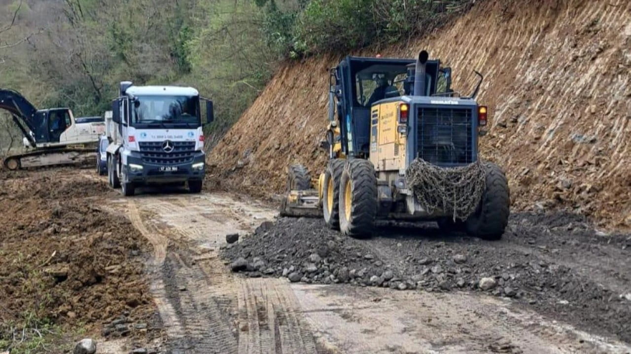 SİNOP’UN TÜRKELİ İLÇESİNE BAĞLI TAŞGÜNEY KÖYÜ YOLUNDA MEYDANA GELEN HEYELAN SONRASI BAŞLATILAN...