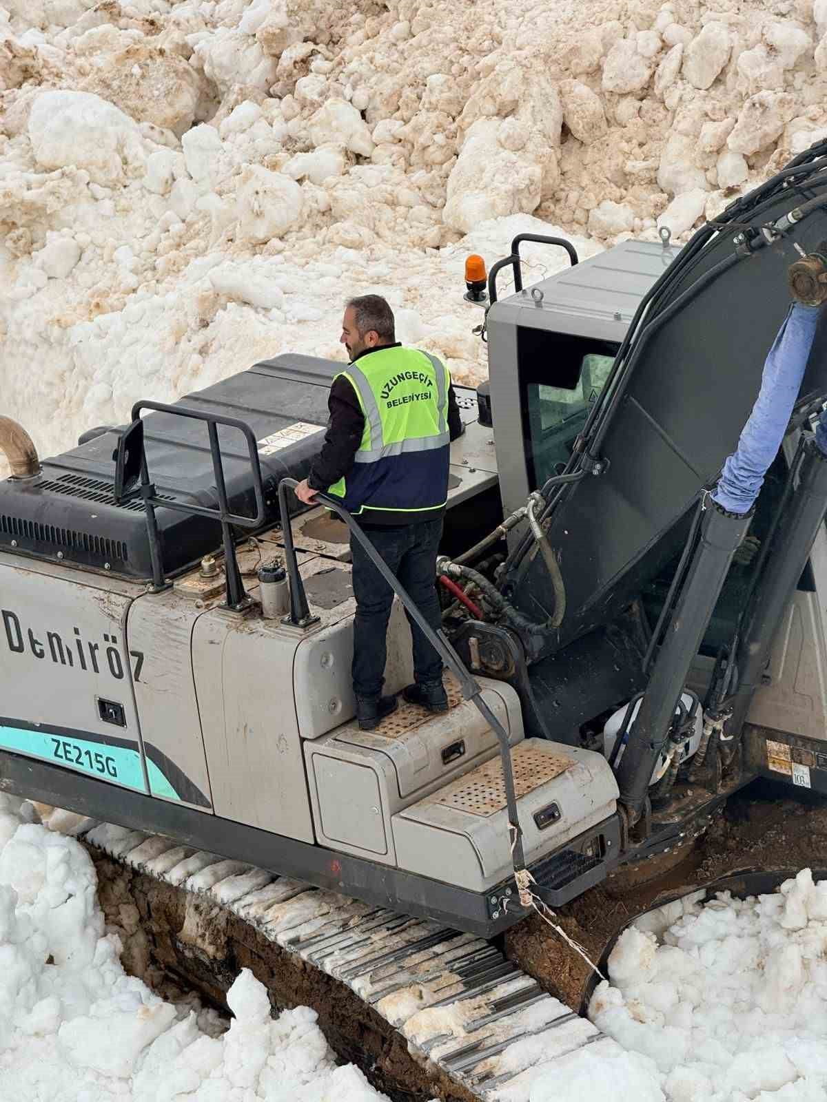 ŞIRNAK'IN ULUDERE İLÇESİNE BAĞLI UZUNGEÇİT BELDESİNDE ETKİLİ OLAN YOĞUN KAR YAĞIŞI VE OLUMSUZ HAVA...