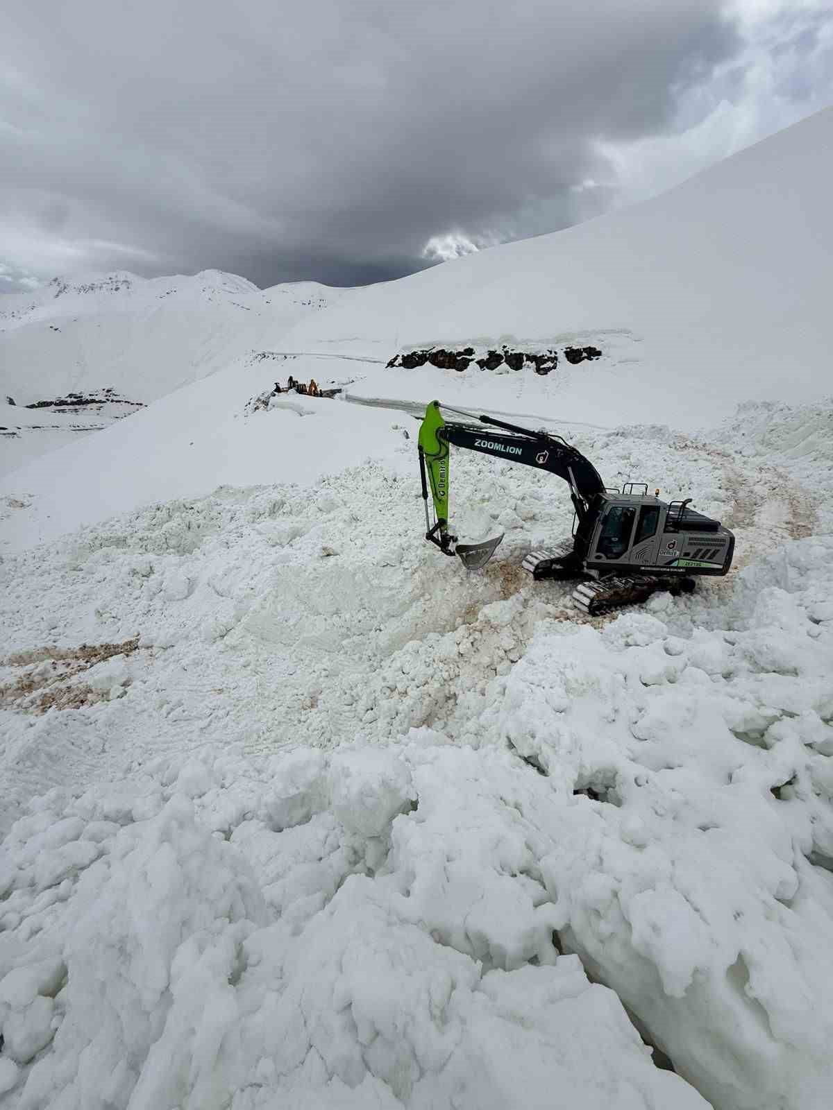 ŞIRNAK'IN ULUDERE İLÇESİNE BAĞLI UZUNGEÇİT BELDESİNDE ETKİLİ OLAN YOĞUN KAR YAĞIŞI VE OLUMSUZ HAVA...