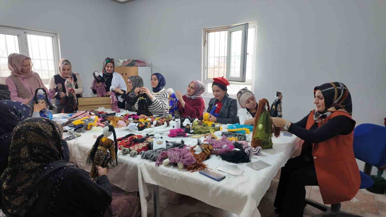 ŞIRNAK'TA DEVLETİN AÇTIĞI KURSLARDA YÜZ YILLIK TESTİLER YENİDEN HAYAT BULUYOR. YÜZLERCE KADIN...