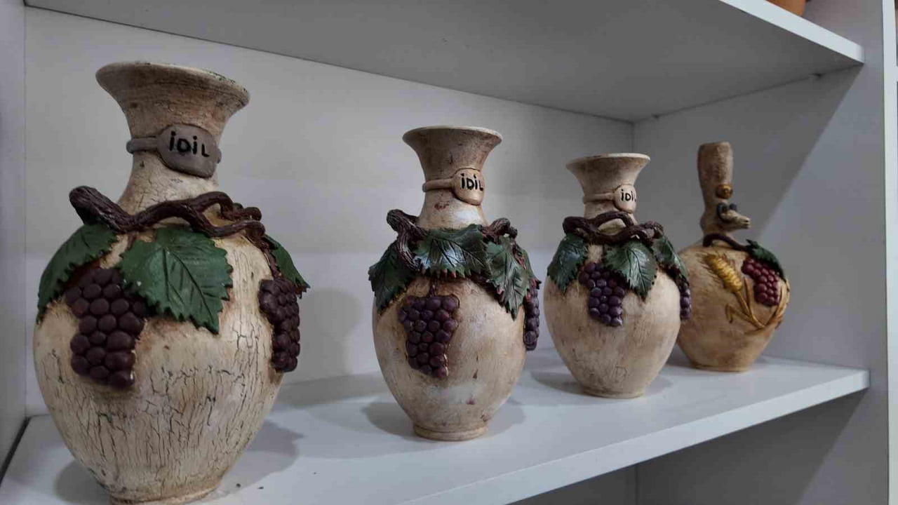 ŞIRNAK'TA DEVLETİN AÇTIĞI KURSLARDA YÜZ YILLIK TESTİLER YENİDEN HAYAT BULUYOR. YÜZLERCE KADIN...