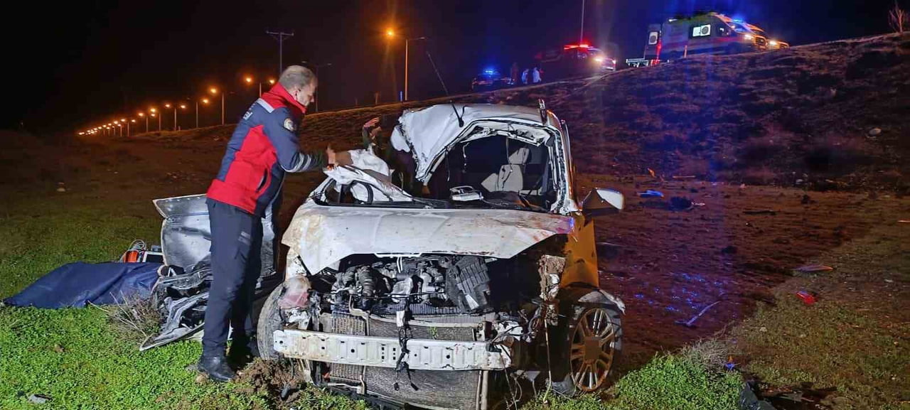ŞIRNAK’IN CİZRE İLÇESİNDE HAFİF TİCARİ ARACIN KONTROLDEN ÇIKARAK ŞARAMPOLE YUVARLANMASI SONUCU...