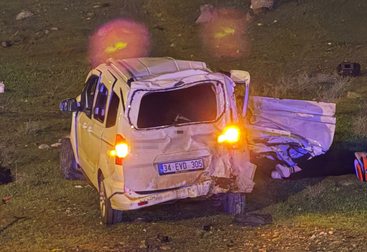 ŞIRNAK’IN CİZRE İLÇESİNDE HAFİF TİCARİ ARACIN KONTROLDEN ÇIKARAK ŞARAMPOLE YUVARLANMASI SONUCU...