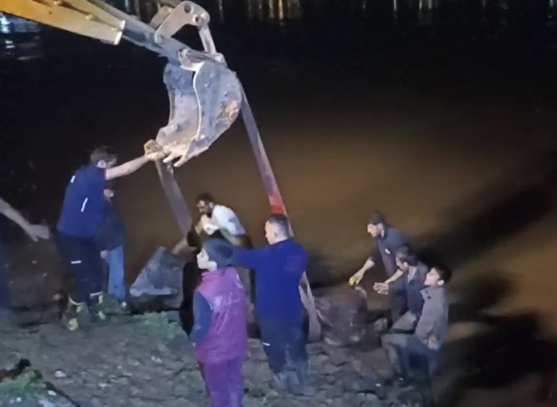 ŞIRNAK’IN CİZRE İLÇESİNDE OTLARKEN DENGESİNİ KAYBEDEREK DİCLE NEHRİ’NE DÜŞEN İNEK, İTFAİYE...