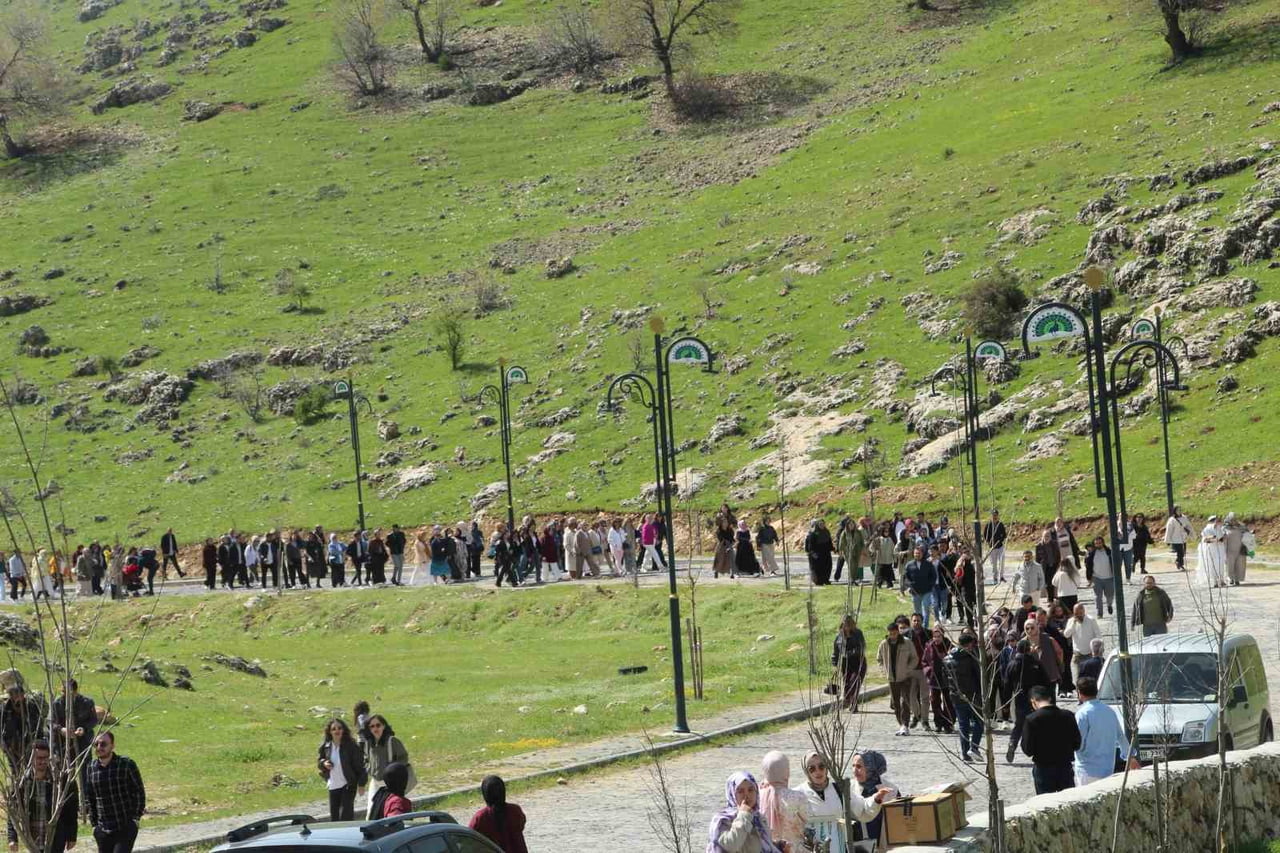 ŞIRNAK’IN İDİL İLÇESİ MAĞARA KÖYÜNDE EZİDİLER TARAFINDAN GELENEKSEL “ÇARŞEMA SOR” BAYRAMI FESTİVAL...