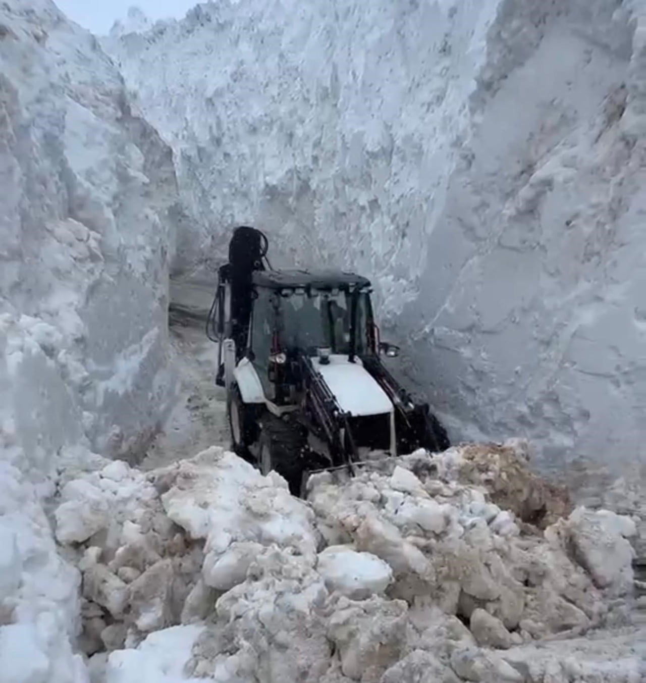 ŞIRNAK’IN ULUDERE İLÇESİNDE ART ARDA DÜŞEN ÇIĞLARIN KAPATTIĞI YOL, 10 METREYİ BULAN KAR KÜTLELERİ...