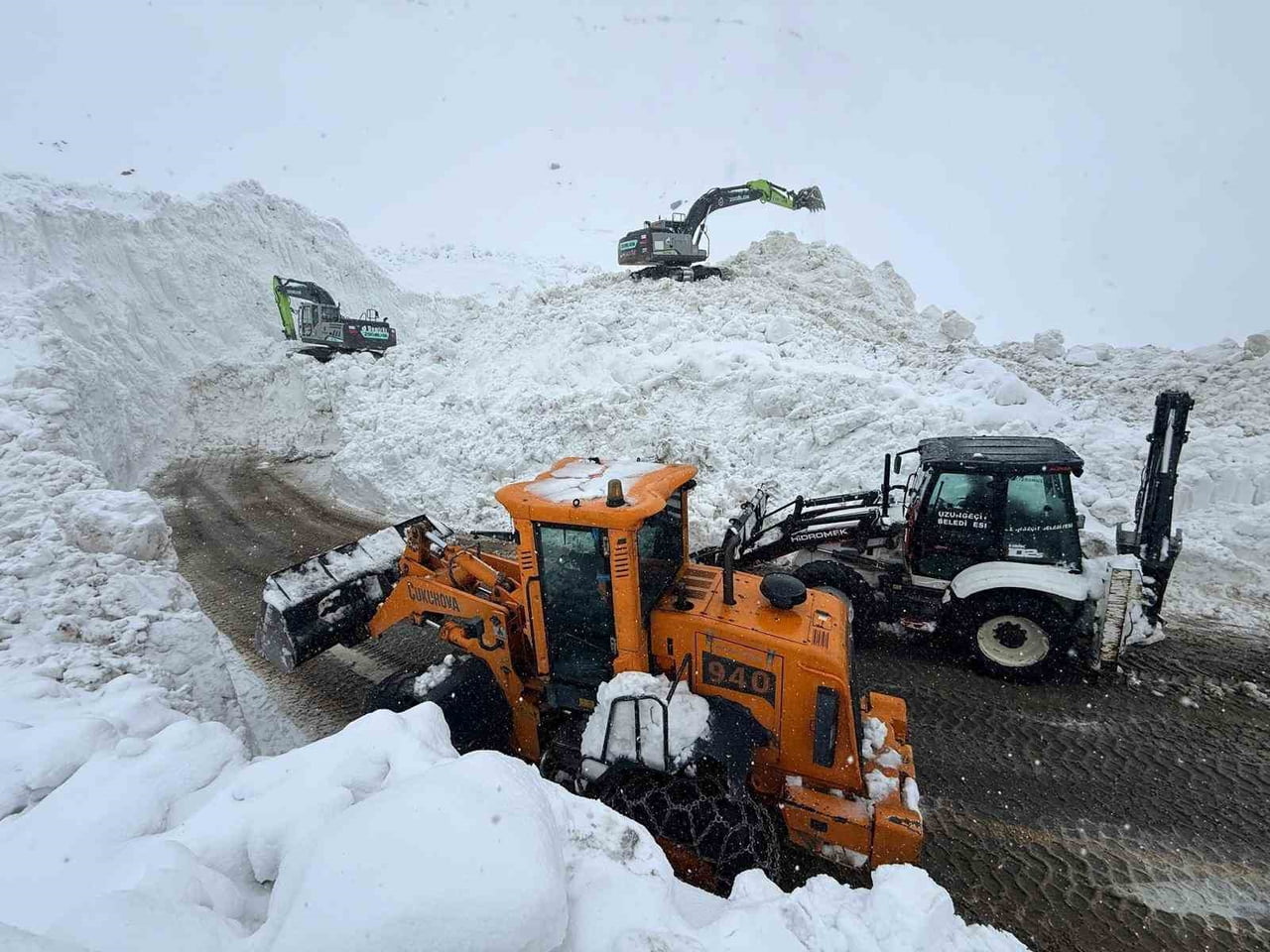 ŞIRNAK’IN ULUDERE İLÇESİNDE DÜŞEN ÇIĞLAR SONRASI BELDE YOLU ULAŞIMA KAPANMIŞ GÜNLERDİR AĞIR İŞ...