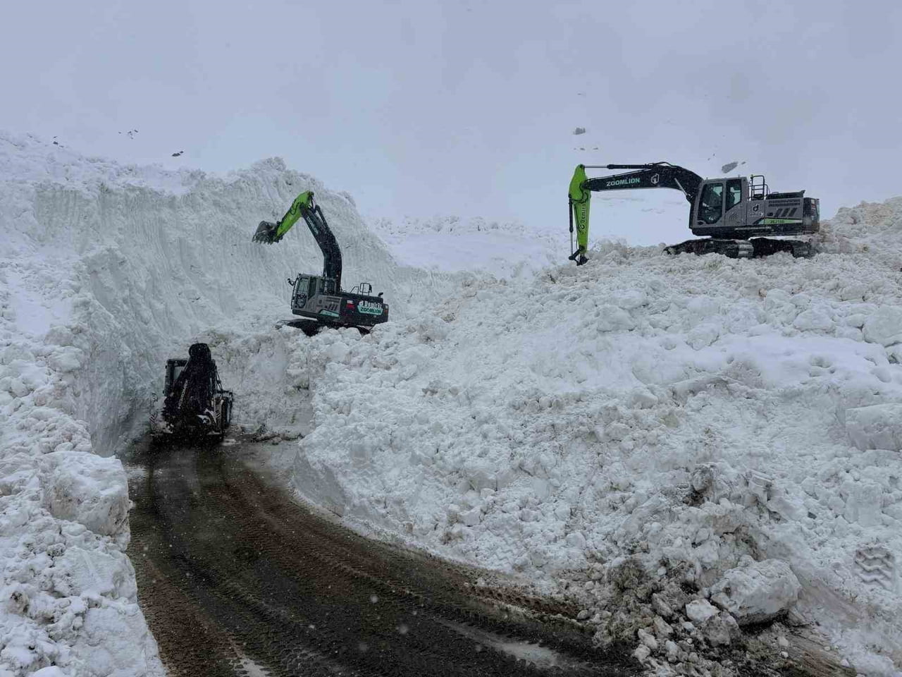 ŞIRNAK’IN ULUDERE İLÇESİNDE DÜŞEN ÇIĞLAR SONRASI BELDE YOLU ULAŞIMA KAPANMIŞ GÜNLERDİR AĞIR İŞ...