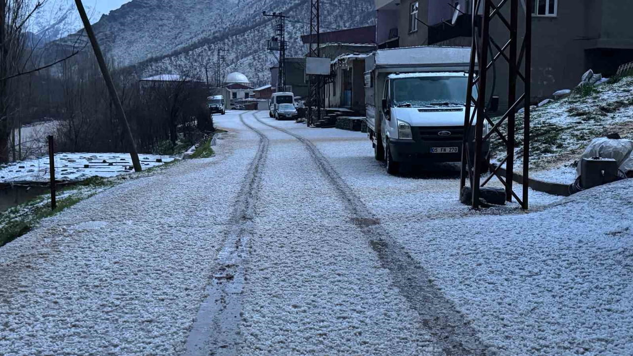 ŞIRNAK’TA DOLU YAĞIŞI HER YERİ BEYAZA BÜRÜDÜ.