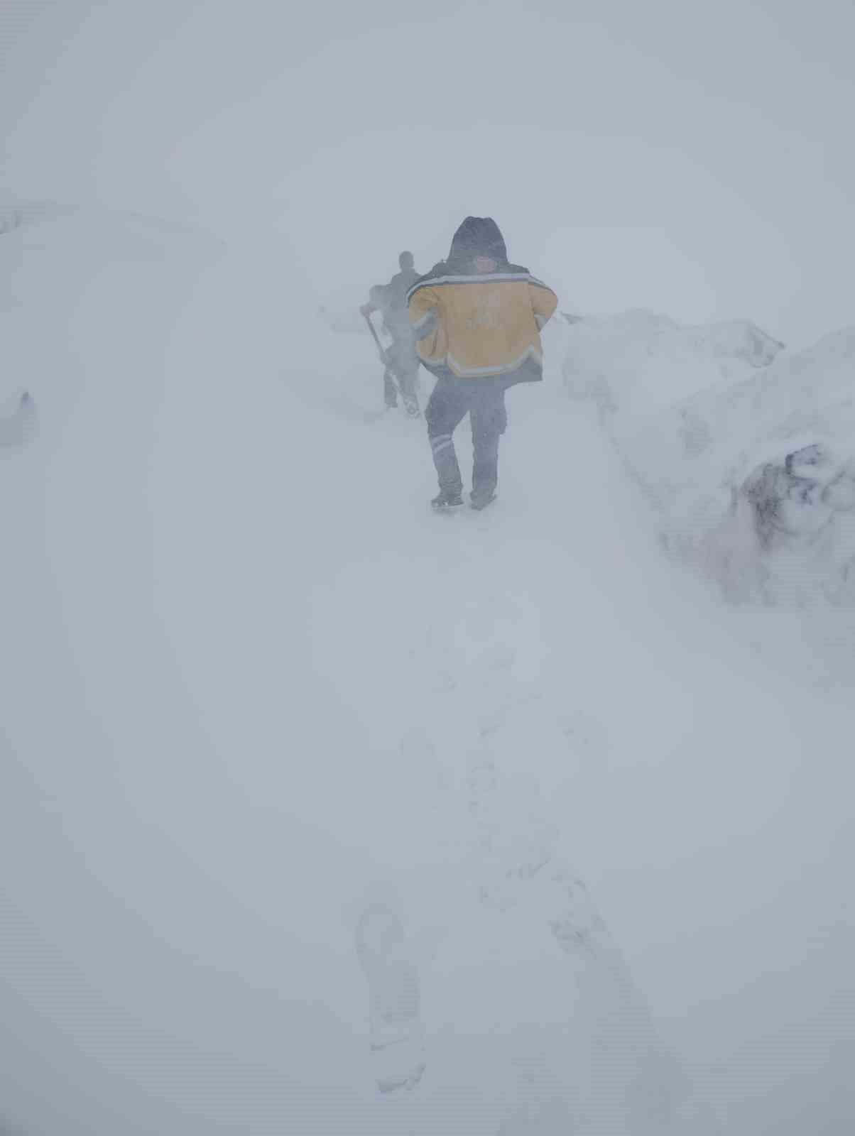 ŞIRNAK’TA KAR HAYATI OLUMSUZ ETKİLEDİ. BELDE YOLU ULAŞIMA KAPANDI EKİPLER YOLU AÇMAK İÇİN ÇALIŞMA...