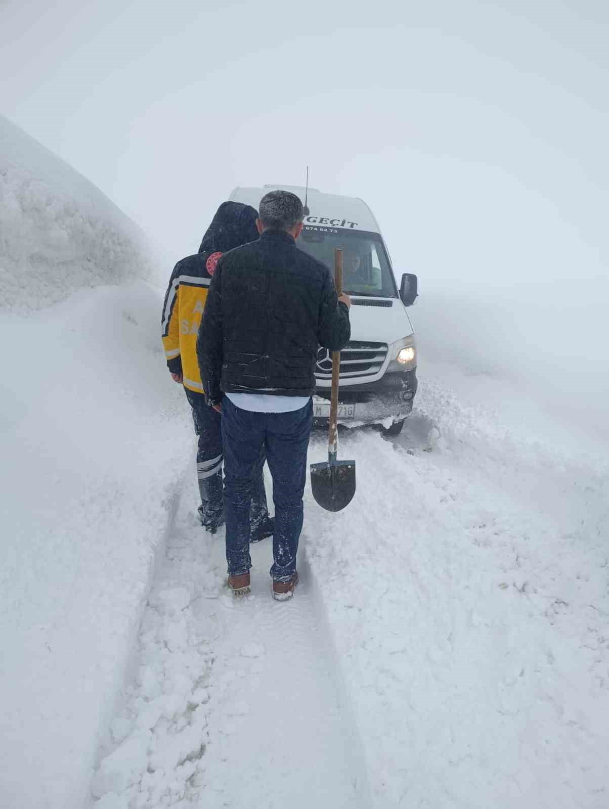 ŞIRNAK’TA KAR HAYATI OLUMSUZ ETKİLEDİ. BELDE YOLU ULAŞIMA KAPANDI EKİPLER YOLU AÇMAK İÇİN ÇALIŞMA...