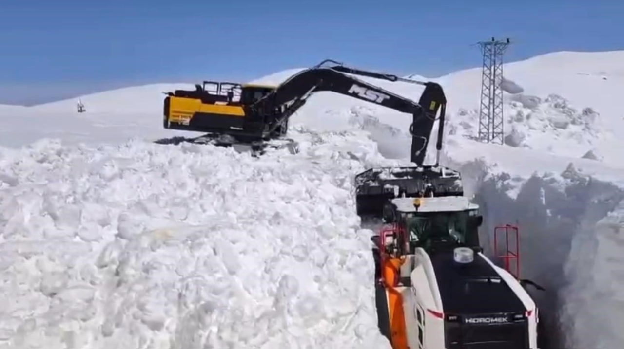 ŞIRNAK’TA KARLI YOLLAR EKİPLER TARAFINDAN AÇILIYOR.  16 NİSAN TARİHİNDE OLMAMIZA RAĞMEN BİR ÇOK...