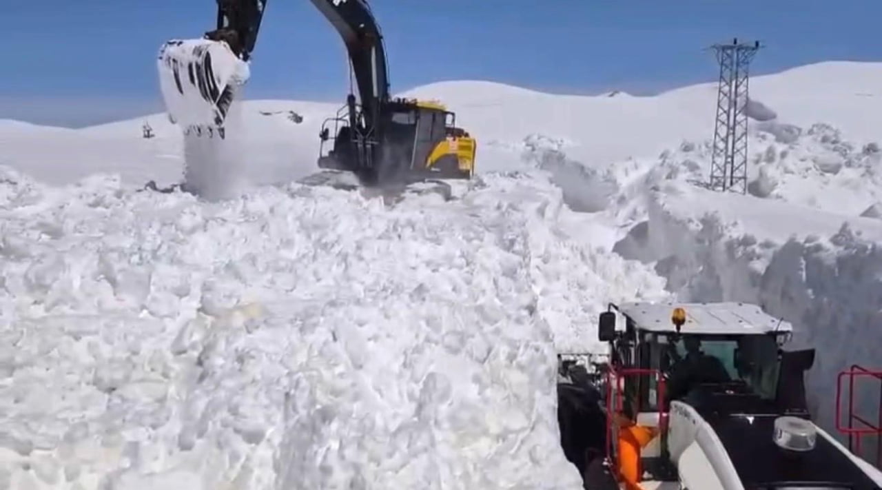 ŞIRNAK’TA KARLI YOLLAR EKİPLER TARAFINDAN AÇILIYOR.  16 NİSAN TARİHİNDE OLMAMIZA RAĞMEN BİR ÇOK...