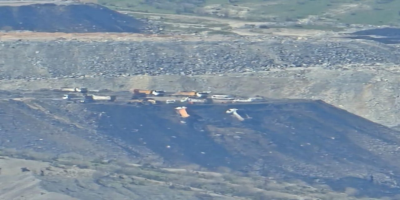 ŞIRNAK’TA KÖMÜR OCAKLARININ BULUNDUĞU BÖLGEDE MEYDANA GELEN TOPRAK KAYMASINDA PARK HALİNDEKİ İKİ...