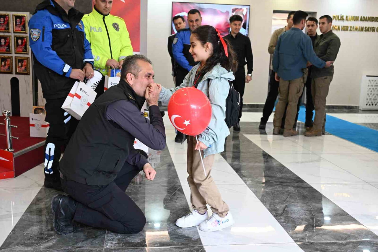 ŞIRNAK’TA POLİS HAFTASI KAPSAMINDA MİNİK ÖĞRENCİLER, ELLERİNDE ÇİÇEKLERLE ŞIRNAK İL EMNİYET...
