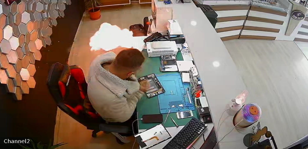 ŞİŞEN TELEFON BATARYASI BOMBA GİBİ PATLADI