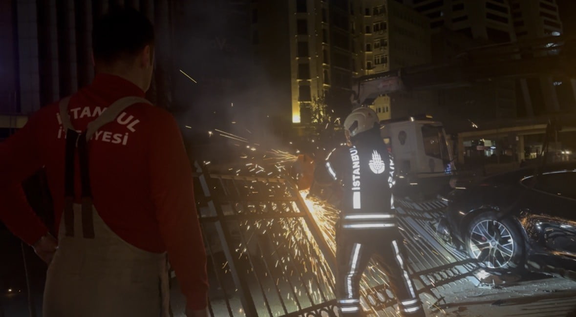 ŞİŞLİ’DE LÜKS OTOMOBİL KAZA YAPTI: 3 YARALI