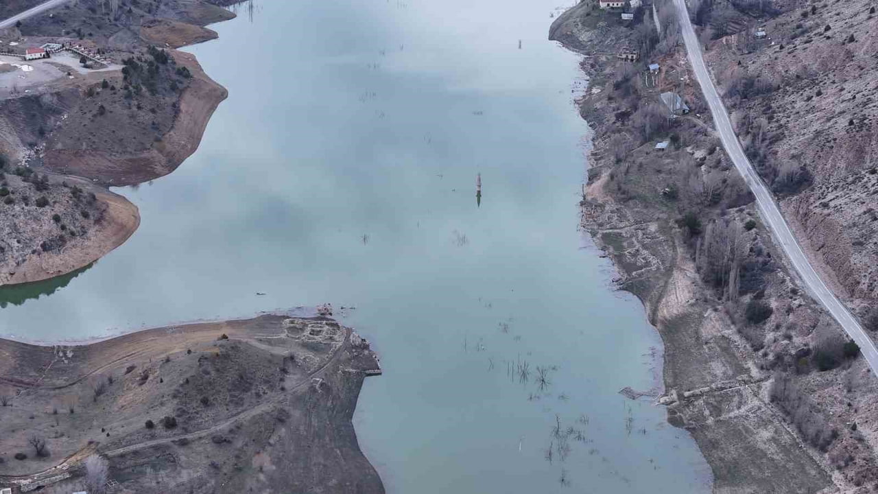 SİVAS'IN HAFİK İLÇESİNDE PUSAT-ÖZEN BARAJI'NIN YAPIMIYLA SULAR ALTINDA KALAN ASIRLIK KÖY, YAŞANAN...