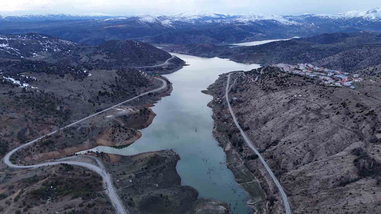 SİVAS'IN HAFİK İLÇESİNDE PUSAT-ÖZEN BARAJI'NIN YAPIMIYLA SULAR ALTINDA KALAN ASIRLIK KÖY, YAŞANAN...