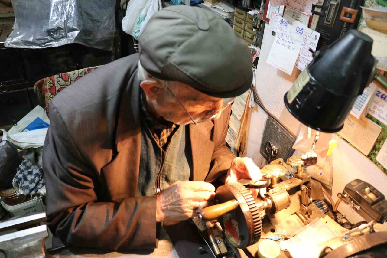 SİVAS'TA 55 YILDIR KENDİ YAPTIĞI MAKİNEYLE ANAHTAR ÜRETMEYE DEVAM EDEN CELAL GÜLSEVEN MESLEĞİNİ...